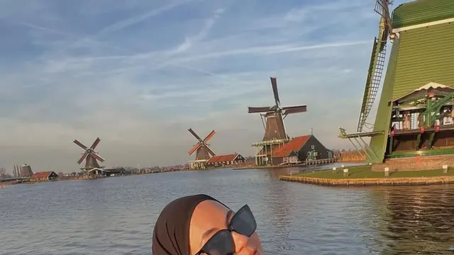 Outfit Serba Hitam Paula Verhoeven di Belanda (credit: https://www.instagram.com/paula_verhoeven/).