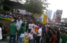 Warga Medan berhamburan keluar saat terjadi gempa