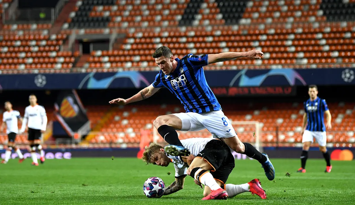 Bek Atalanta, Robin Gosens, berebut bola dengan pemain Valencia pada laga babak 16 besar Liga Champions 2019-2020 di Stadion Mestalla, Valencia, Rabu (11/3). Atalanta menang 4-3 atas Valencia. (AFP/POOL UEFA)