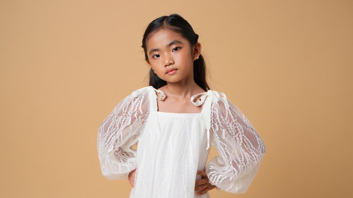 6 Model Gaun Brokat Mewah Anak Perempuan Terbaru 2025, Stylish dan Nyaman Dipakai