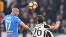 Duel pemain Juventus, Stephan Lichtsteiner (kanan) dan kapten Napoli, Marek Hamsik pada lanjutan Serie A di Juventus Stadium, Turin, Italy, (29/10/2016). (EPA/Alessandro Di Marco)