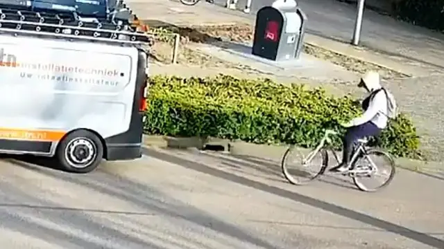 Asyik Main Ponsel Saat Gowes, Pesepeda Ini Tabrak Mobil yang Diparkir