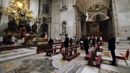 Suasana Misa Malam Paskah yang dipimpin Paus Fransiskus di Basilika Santo Petrus, Vatikan, Sabtu (11/4/2020). Biasanya, usai lilin Paskah dinyalakan, cahaya akan dinyalakan di tempat tersebut sebagai simbol kegembiraan. (Remo Casilli/Pool Photo via AP)