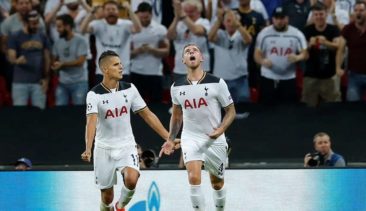 Ekspresi pemain Tottenham Hotspur, Toby Alderweireld, setelah mencetak gol ke gawang AS Monaco pada laga Liga Champions Grup E di Stadion Wembley, Kamis (15/9/2016) dini hari WIB. (Action Images via Reuters/Andrew Couldridge)