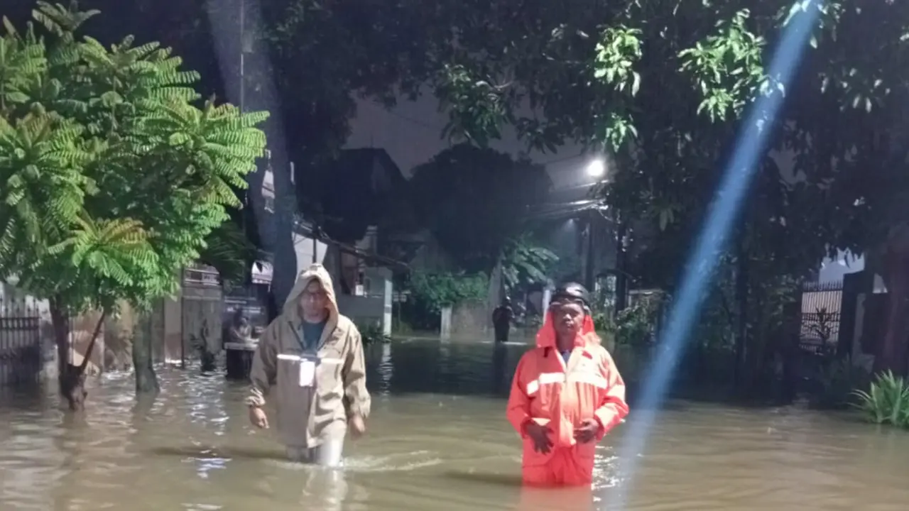 Tim gabungan Pemerintah Kota Tangerang Selatan mengevakuasi warga terdampak banjir di sejumlah titik, seperti di kawasan Maharta, Pondok Kacang Prima, hingga Perumahan Pondok Safari, Jurangmangu Barat. (Istimewa)