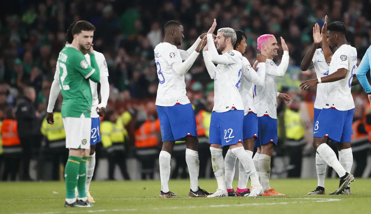 Para pemain Timnas Prancis merayakan kemenangan atas Republik Irlandia pada laga Grup B Kualifikasi Euro 2024 di Aviva Stadium, Dublin, Republik Irlandia (27/3/2023). Prancis total mengoleksi 5 gol tanpa kebobolan di Grup B. Kylian Mbappe dkk mampu menang 4-0 atas Belanda dan 1-0 atas Republik Irlandia. (AP Photo/Peter Morrison)
