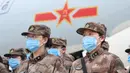 Staf medis militer yang diterbangkan menggunakan delapan pesawat angkut berkapasitas besar milik Angkatan Udara Tentara Pembebasan Rakyat China (PLA) tiba di Bandara Internasional Tianhe di Wuhan, Provinsi Hubei, China tengah, pada 2 Februari 2020. (Xinhua/Cheng Min)