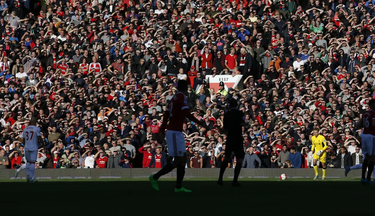 Gemuruh penonton saat pertandingan MU melawan Liverpool di Stadion Old Trafford, Inggris. Sabtu (12/9/2015). (Action Images via Reuters/Carl Recine)