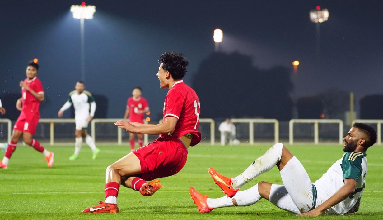 Timnas Indonesia U-23 sayangnya harus kebobolan dua kali pada babak kedua. Shin Tae-yong mengakui bahwa lini belakang Garuda Muda masih bermasalah karena minus beberapa pilar penting. (Dok. PSSI)