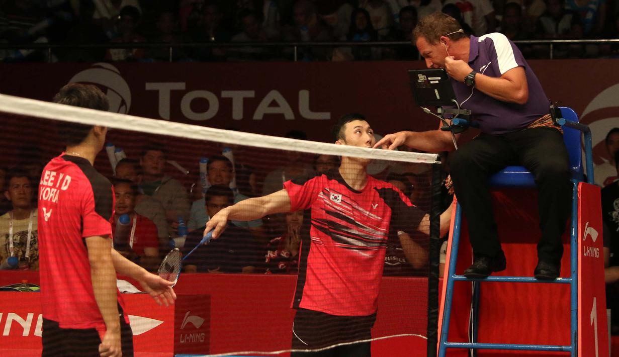 Lee Yong-dae/Yoo Yeon-seong memprotes keputusan wasit yang memimpin. (Bola.com/Arief Bagus)