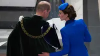 Kate Middleton memberikan sentuhan lembut pada Pangeran William di bagian pinggang kanan. Momen itu tersorot saat keduanya berada di upacara penobatan Raja Charles III yang kedua di Skotlandia. (Credit: AP Photo)