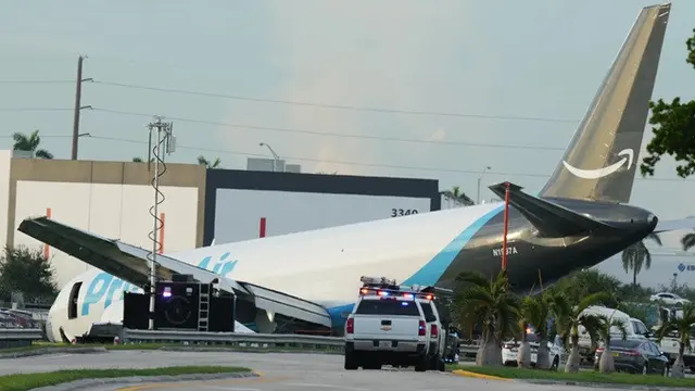 Pesawat kargo Amazon di Bandara Internasional Miami setelah keluar dari landasan pacu, Minggu (6/9/2026).