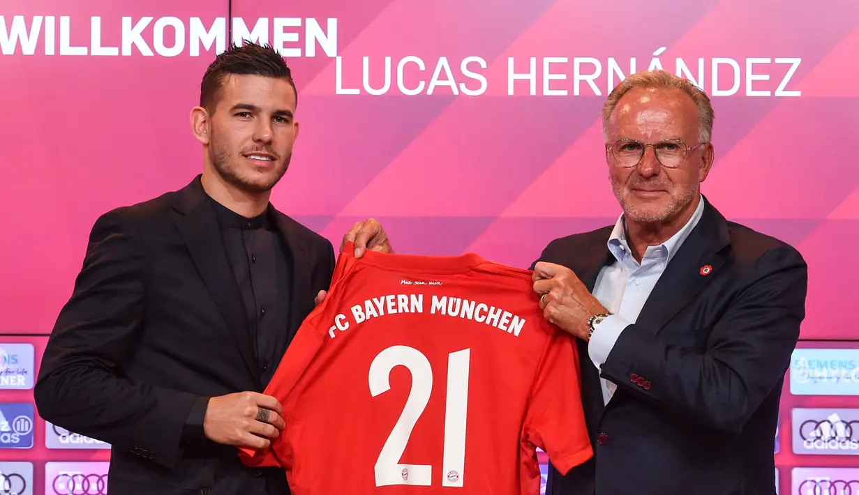 Lucas Hernandez menjadi pemain Bayern Munich yang mampu puncaki rekor transfer termahal di Liga Jerman. Pemain yang berposisi di bek kiri tersebut didatangkan dari Atletico Madrid dengan biaya 68 juta poundsterling atau setara Rp1,3 triliun pada tahun 2019 lalu. (Foto: AFP/Christof Stache)