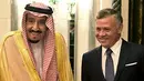 Raja Yordania Abdullah II (kanan) serta Raja Arab Saudi Salman bin Abdulaziz di Mekah, Arab Saudi, Senin (11/6). Arab Saudi bersama Kuwait dan UEA membahas krisis ekonomi Yordania. (Yousef Allan/Saudi Royal Palace/AFP)