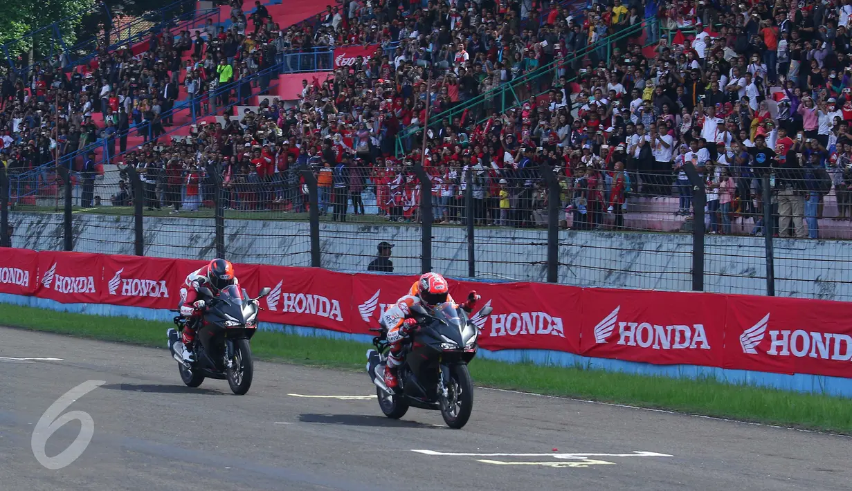 Juara Dunia Moto GP, Marc Marquez saat mencoba motor All New Honda CBR250RR di sirkuit Sentul, Jawa Barat, Selasa (25/10). All New Honda CBR250RR menghasilkan tenaga maksimal 12.500 rpm dan trosi maksimum hingga 10.500 rpm. (Liputan6.com/Angga Yuniar)