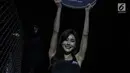 Seorang Ring Girl membawa papan ronde saat pertarungan ONE Championship di Jakarta Convention Center, Sabtu (20/1). Gadis-gadis itu mengenakan pakaian minim dan berjalan mengitari arena sebagai pertanda pergantian ronde. (Liputan6.com/Faizal Fanani)