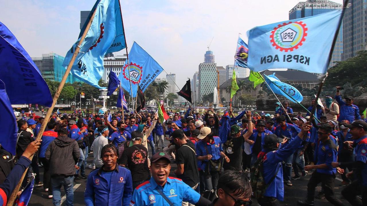 Massa buruh dengan membawa berbagai macam atributnya kembali menggelar aksi unjuk rasa di depan Patung Kuda Arjuna Wijaya, Jakarta Pusat, Kamis (14/9/2023). <br>