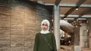 Bosan dengan warna hitam? Bisa pilih hijab warna putih untuk tampilan elegan. [Foto: IG/sashfir].