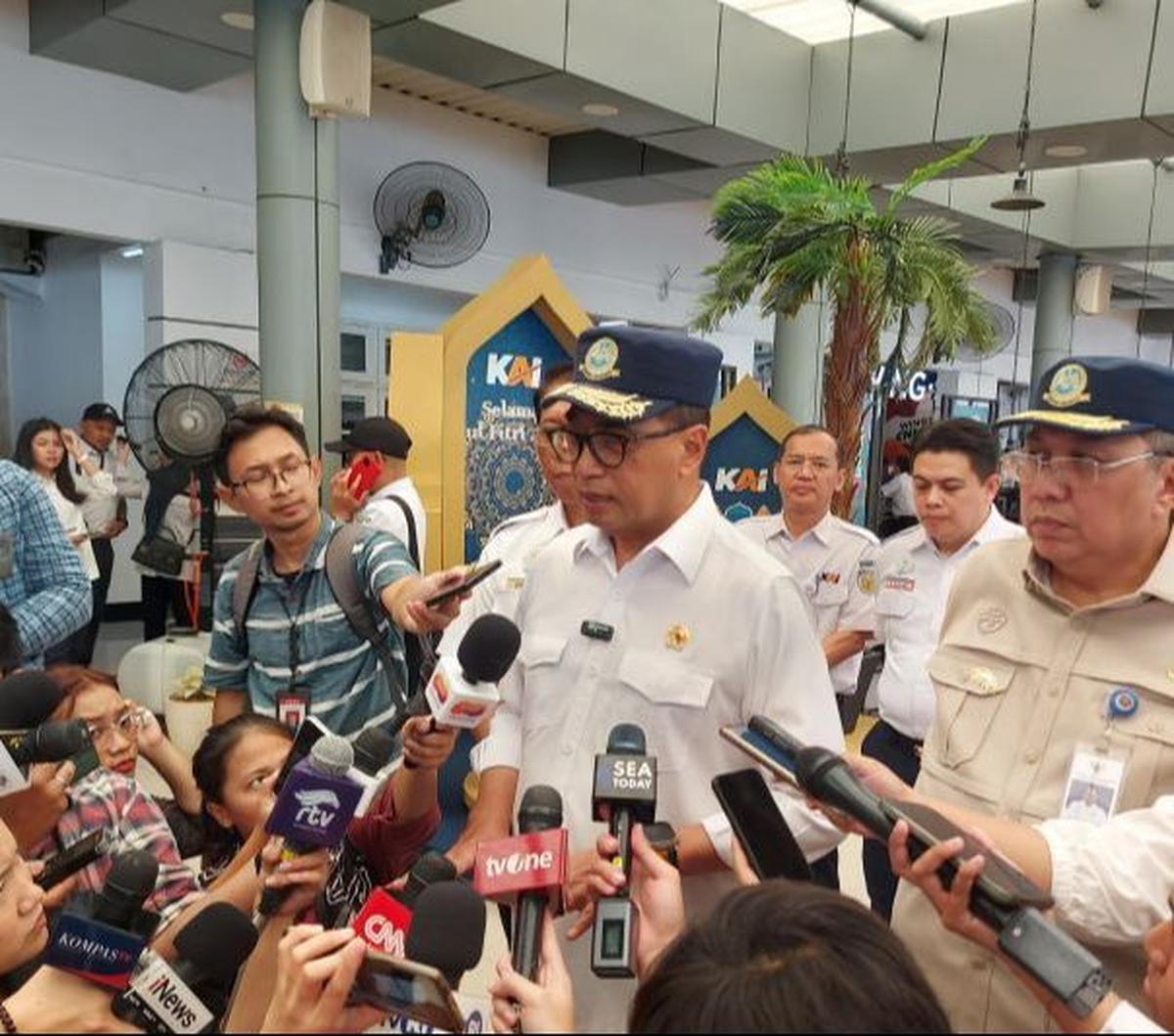 "Seperti dikatakan Presiden, terdapat jumlah yang melebihi, dan mohon maaf, ketidaktaatan masyarakat pengguna," kata Budi.