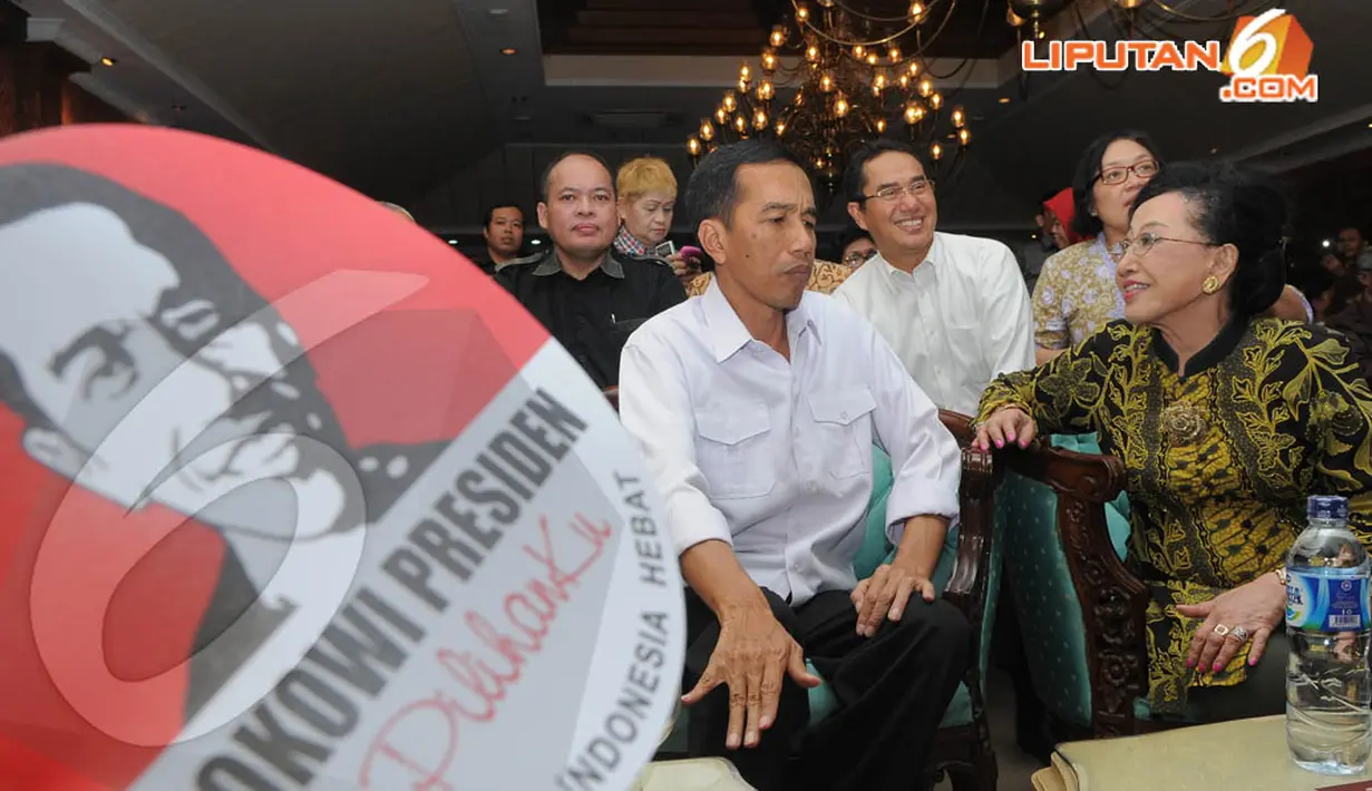 Jokowi terlihat mengenakan kemeja putih lengan panjang dan didampingi pemilik rumah Mooryati Soedibyo,  Jakarta Pusat, Senin (21/4/2014) (Liputan6.com/Herman Zakharia).