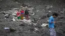 Sejumlah orang mengamati daerah yang terkena longsor di Desa Lumle, Nepal (30/7/2015). Tanah longsor yang dipicu hujan deras tersebut menewaskan sedikitnya 30 orang dan menghacurkan puluhan rumah. (REUTERS/Navesh Chitrakar)