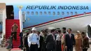 Presiden Jokowi  berbincang dengan Menkopolhukam Luhut B Panjaitan setibanya di Bandara Halim Perdanakusuma, Jakarta ,(2/12). Presiden dan rombongan tiba usai hadiri pertemuan pemimpin negara pada KTT perubahan iklim di Paris. (Liputan6.com/Faizal Fanani)
