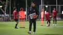 Pelatih kepala Timnas Indonesia U-22, Indra Sjafri saat memimpin latihan menjelang SEA Games 2023 di Lapangan A, Kompleks Stadion Utama Gelora Bung Karno (SUGBK), Senayan, Jakarta, Rabu (05/04/2023). Garuda Muda nantinya akan tergabung di Grup A bersama tuan rumah Kamboja, Timor Leste, Filipina, dan Myanmar. (Bola.com/Bagaskara Lazuardi)