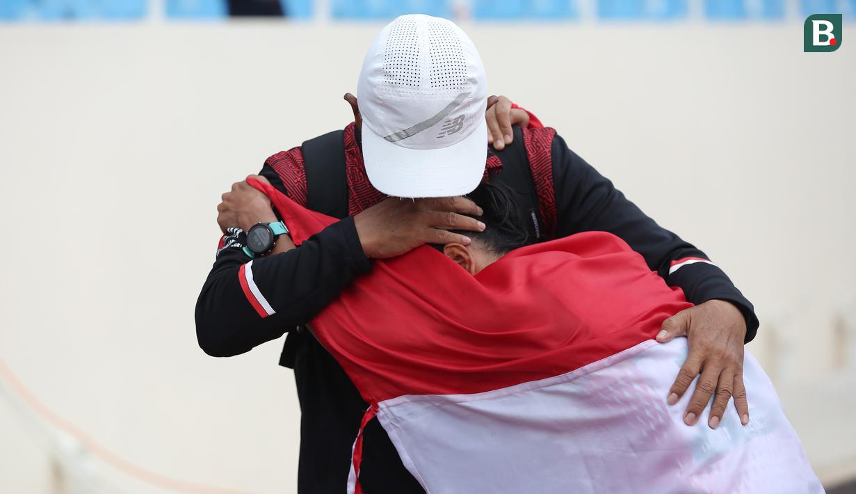 Suasana bertambah haru dan tangis pun pecah saat Odekta Elvina Naibaho menghampiri pelatihnya. (Bola.com/Ikhwan Yanuar)