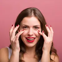 ilustrasi Mengenal perbedaan eye cream, eye gel dan eye serum untuk menjaga kulit area mata/Tinatin/shutterstock