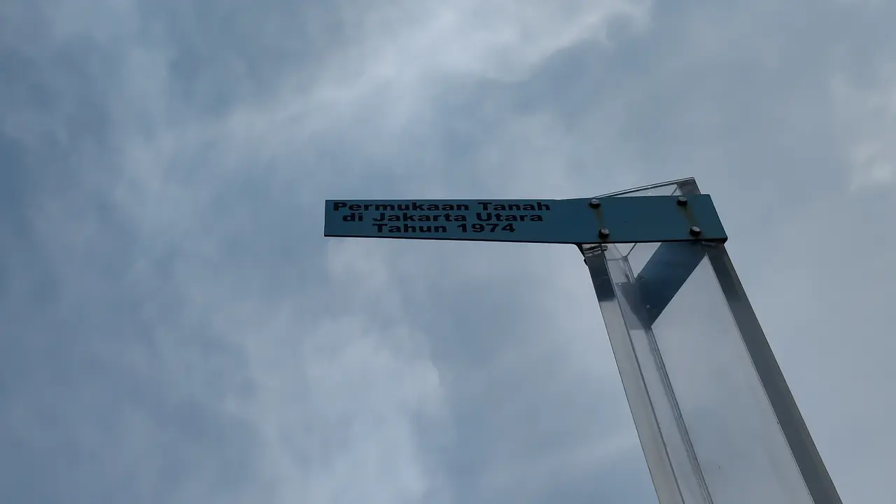 Tugu Penurunan Muka Tanah di sisi Jembatan Kali Besar, Kelurahan Pinangsia, Kecamatan Taman Sari, Jakarta Barat. (Liputan6/Rio Ferdinand)