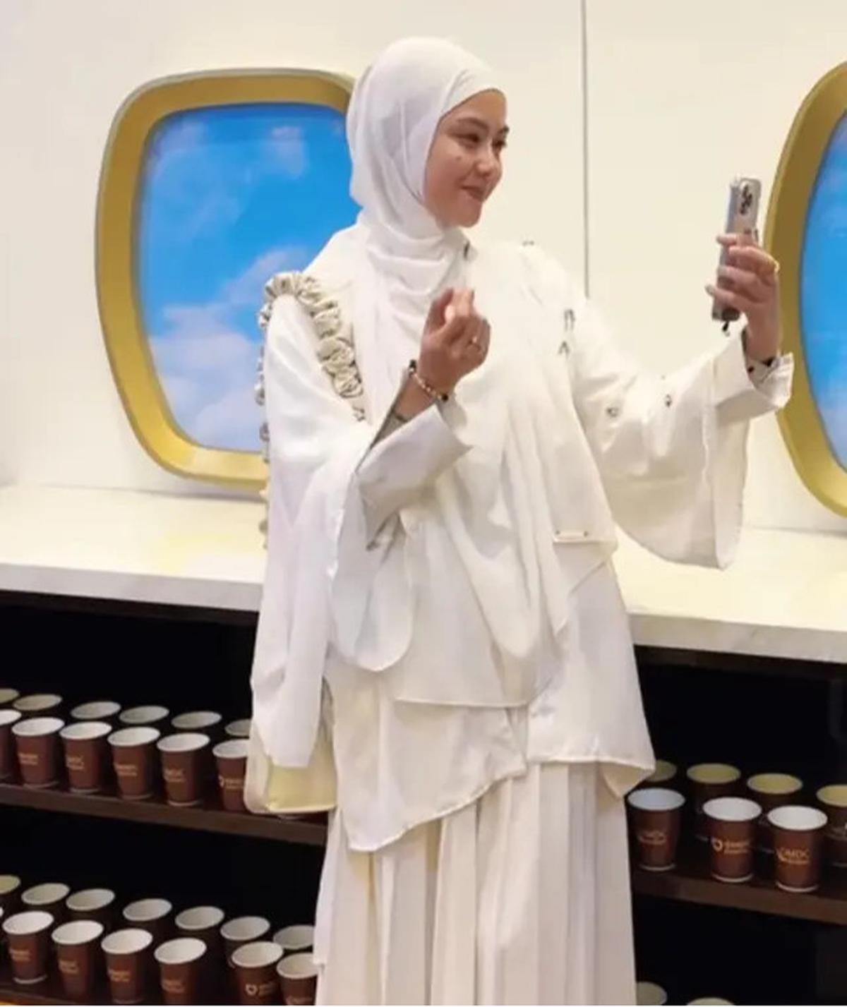 9 Inspirasi Hijaber Modern 40 Tahun Revalina S Temat, Effortless tapi Elegan