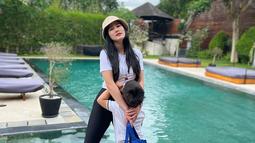 Alhasil, potretnya itu mencuri perhatian banyak netizen. Mereka menyoroti gaya pakaian ibu tiga anak itu terlihat lebih terbuka lagi. (Liputan6.com/IG/@steviagnecya).