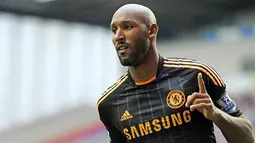 Gaya selebrasi striker Chelsea Nicolas Anelka seusai mencetak gol ke gawang Wigan pada partai Liga Premier melawan Wigan di DW Stadium, 21 Agustus 2010. AFP PHOTO/ANDREW YATES