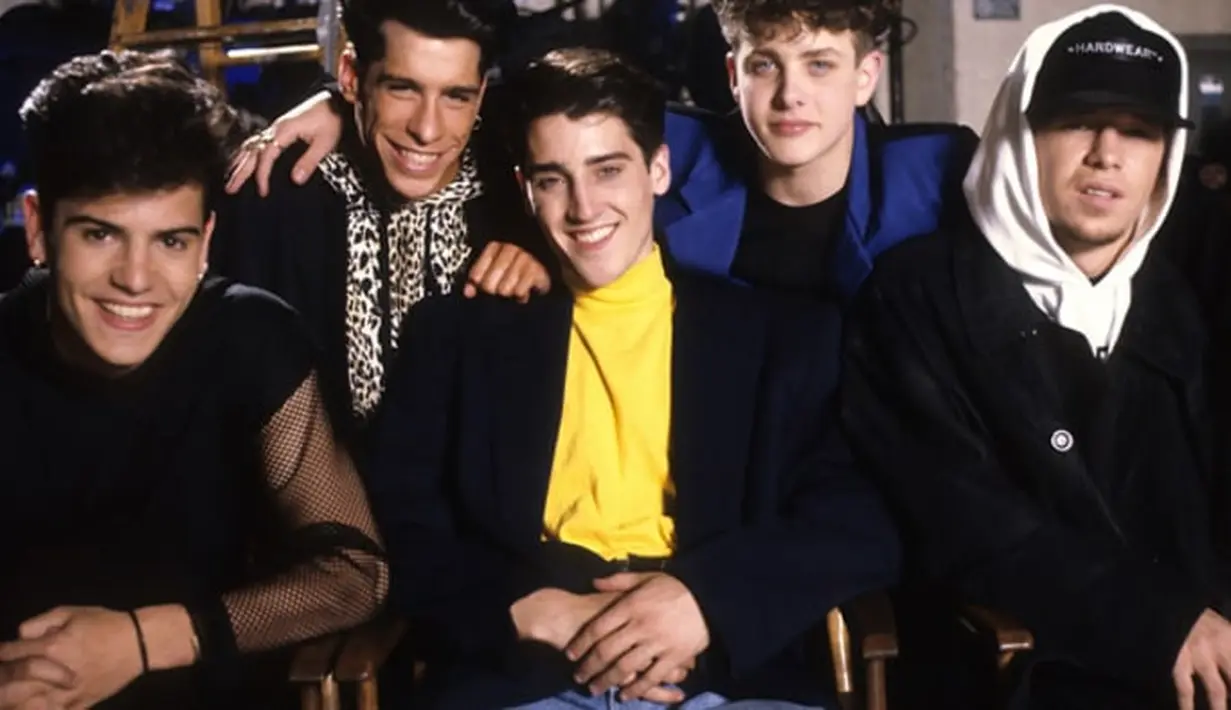 Mencari lagu ballad dengan lirik yang romantis banget? Coba deh dengerin Valentine Girl yang dibawakan oleh New Kids on the Block. (Rolling Stone)