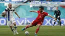 Rusia tampil menyerang sejak awal pertandingan. Mereka tampil percaya diri karena bermain di rumahnya sendiri yaitu Stadion Krestovsky, Saint Petersburg, Rusia. (Foto: AP/Pool/ Evgenia Novozhenina)