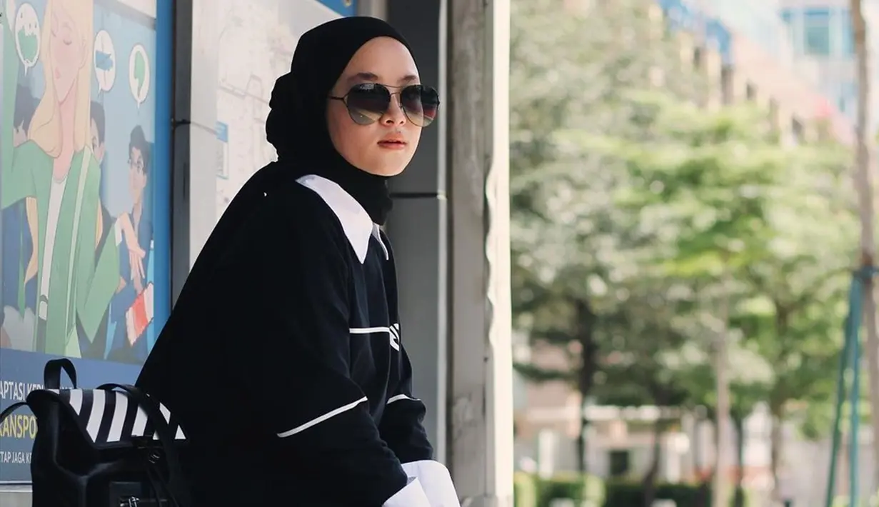Wanita 21 tahun ini tampil menawan dengan gaya monokrom. Penampilan pelantun lagu-lagu bernuansa islami ini semakin lengkap dengan kacamata yang senada berwarna gelap. (Liputan6.com/IG/@nissa_sabyan)