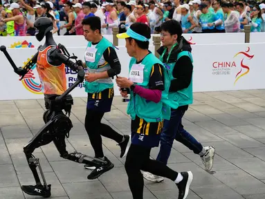 Robot humanoid Tiangong Ultra berkompetisi dalam ajang lari half marathon yang berlangsung di Beijing, China, Sabtu (19/04/2025). (AP Photo/Ng Han Guan)