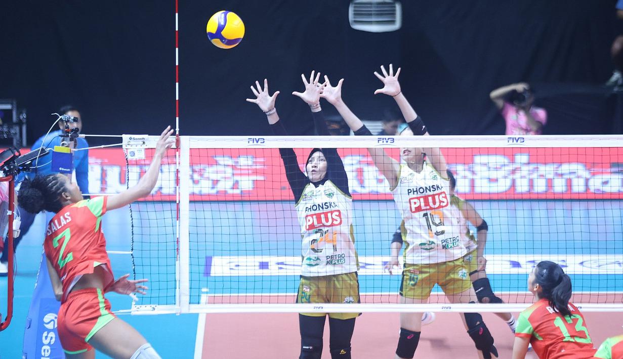 Pemain asing Jakarta Pertamina Enduro, Wilma Salas melakukan pukulan kearah pertahanan Gresik Phonska Plus Pupuk Indonesia di GOR Sritex Arena Solo, Kamis (9/4/2026). (Dok. PBVSI)