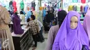 Pengunjung membeli pakaian di Pasar Tanah Abang, Jakarta, Selasa (10/5). Pertumbuhan ekonomi di triwulan I-2016 tercatat sebesar 4,92%. (Liputan6.com/Angga Yuniar)