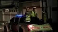 Polisi Bangkalan membangunkan warga untuk sahur. Sementara itu, para mualaf belajar membaca Alquran di Masjid Cheng Hoo.