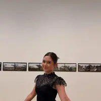 Saat mengunjungi Museum MACAN, penyanyi muda ini tampil dalam balutan gaya gothic yang dramatis, mengingatkan pada karakter ikonis Wednesday Addams yang gelap, elegan, dan penuh aura misterius. [@zivamagnolya].