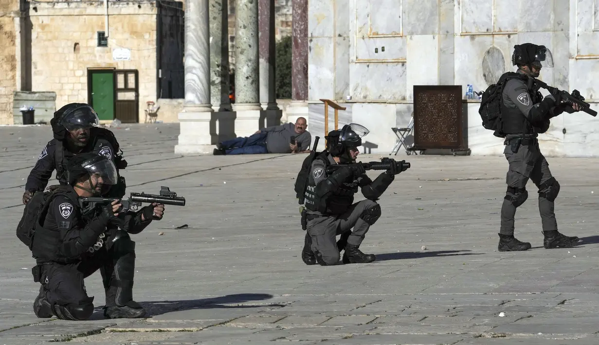 Pasukan keamanan Israel mengambil posisi saat bentrokan dengan demonstran Palestina di Kompleks Masjid Al Aqsa, Kota Tua Yerusalem, 15 April 2022. (AP Photo/Mahmoud Illean)