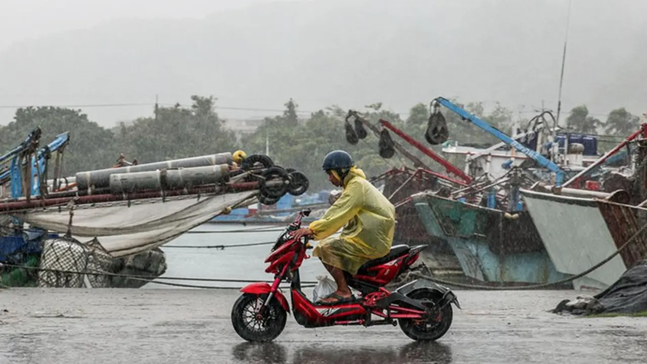 Puluhan orang terluka akibat hujan deras dan banjir yang dipicu oleh Topan Fung-Wong di Taiwan.
