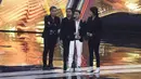 Band Armada menyampaikan kata sambutan setelah meraih penghargaan dalam ajang bergengsi SCTV Awards 2017 di Studio 6 Emtek City, Jakarta, Rabu (29/11). Band Armada membawa pulang piala untuk kategori Band Paling Ngetop. (Liputan6.com/Herman Zakharia)
