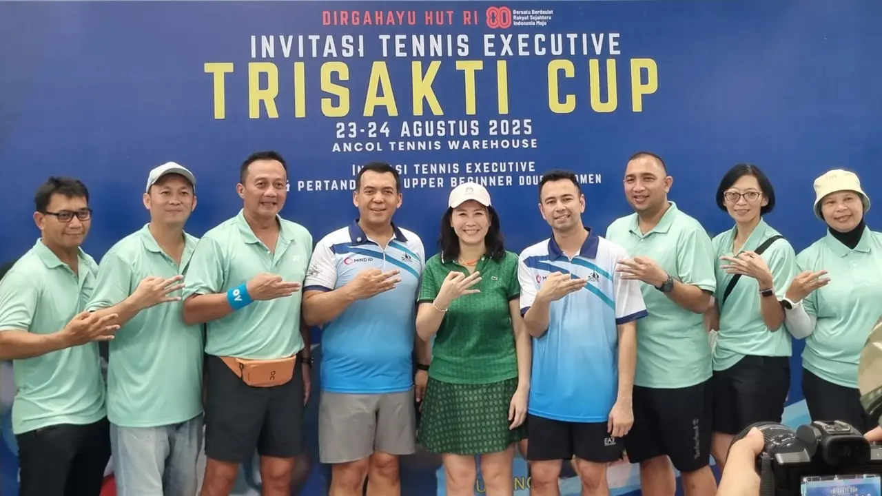 Utusan Khusus Presiden Bidang Pembinaan Generasi Muda dan Pekerja Seni Raffi Ahmad menantang Wakil Menteri Imigrasi dan Pemasyarakatan dalam laga ekshibisi di tengah turnamen Invitasi Tennis Executive Trisakti Cup 2025. (Istimewa)