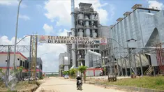 Pekerja melintasi pintu masuk pabrik PT Semen Indonesia di Rembang, Jawa Tengah, Kamis (16/3). Tahapan pembangunan pabrik semen yang dibangun di atas seluas 57 hektare tersebut telah mencapai 96,63 persen. (Liputan6.com/Gempur M Surya)