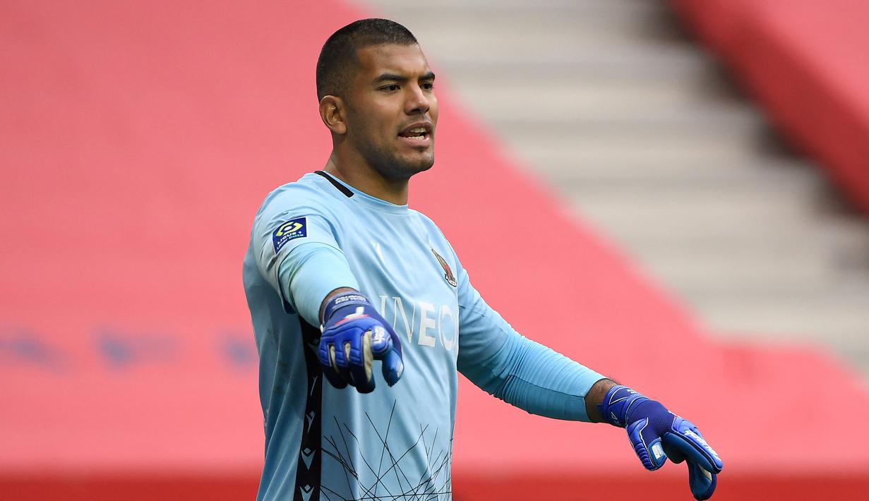 Walter Benitez. Kiper berusia 29 tahun ini kini menjalani musim ke-6 bersama OGC Nice. Total telah tampil 173 laga di semua ajang dengan torehan 49 kali clean sheet dan kemasukan 214 gol. Bersama Timnas Argentina belum pernah bermain di level senior. (AFP/Nicolas Tucat)