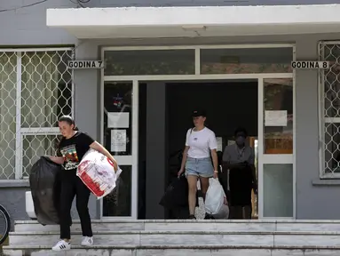 Mahasiswa meninggalkan kampus yang akan menampung warga Afganistan, di Tirana, Albania, Rabu (18/8/2021).  Albania sedang mempersiapkan kedatangan warga Afganistan yang bekerja dengan pasukan penjaga perdamaian Barat di Afganistan yang terancam oleh Taliban. (AP Photo/Franc Zhurda)