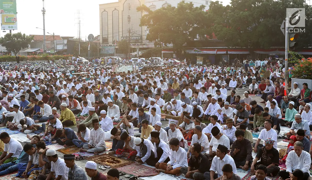 Ribuan umat muslim mendengarkan ceramah usai menjalankan Salat Idul Adha 1438 H di kawasan Pasar Senen, Jakarta, Jumat (1/8). Setelah menjalankan salat umat muslim melakukan penyembelihan hewan kurban. (Liputan6.com/Immanuel Antonius)