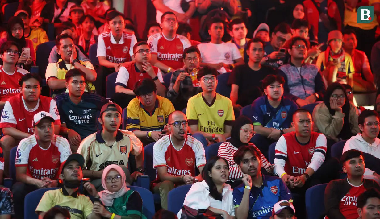 Fans tampak kecewa saat acara Roaring Night Arsenal vs Everton di Bulungan Theatre Building, Jakarta, Minggu (19/5/2024). (Bola.com/M Iqbal Ichsan)